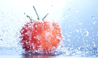 Photo sur Plexiglas Anti-reflet Éclaboussures deau tomate fraîche
