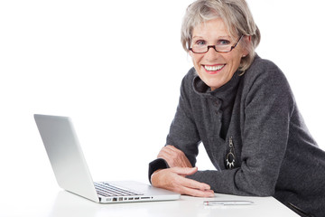 lächelnde seniorin am computer