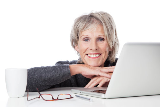 lächelnde seniorin mit laptop