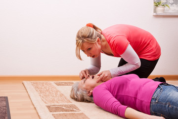 junge frau beatmet seniorin