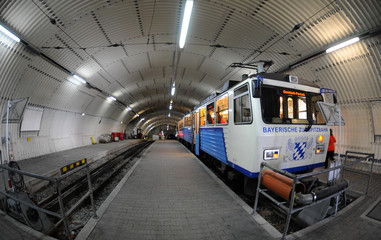 Triebwagen im Gletscher-Bahnhof Zugspitze