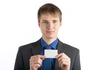 Junger Mann zeigt eine leere Karte in die Kamera