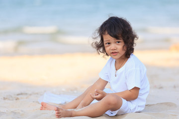 Fototapeta na wymiar Asian boy play on beach