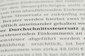 Durchschnittssteuersatz Text in einem Buch