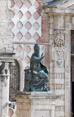 Perugia, statua di Papa Giulio III