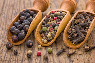Gewürzschaufeln mit Wacholderbeeren, Pfeffer und Nelken