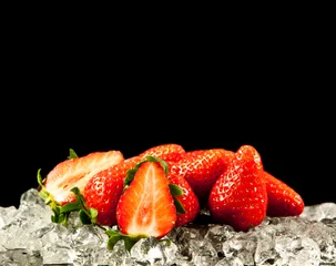 Crédence de cuisine en verre imprimé Dans la glace fraise sur fond noir. fraises avec des glaçons dessus