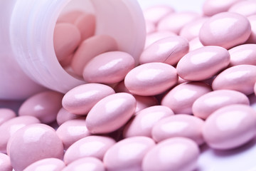 Obraz na płótnie Canvas vitamin pills isolated on pastel background 