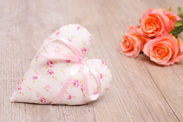 Romantisches Herz mit Schleife und Rosen