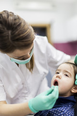 Naklejka premium Little girl at the dentist