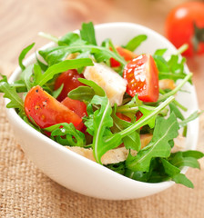 grilled fillet of chicken and a salad of arugula and tomato