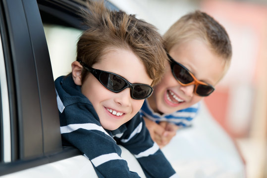 zwei jungen mit sonnenbrillen im auto