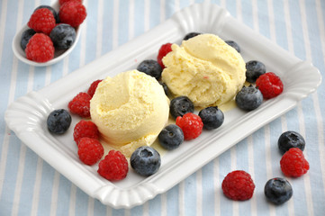 Vanilleeiscreme mit Heidelbeeren und Himbeeren