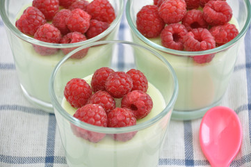 Pistazienpudding mit Himbeeren