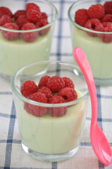 Pistazienpudding mit Himbeeren