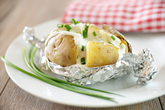 Ofenkartoffel mit Kräuterdip