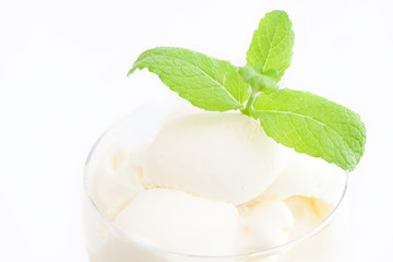 Obraz na płótnie Canvas ice cream with mint in a glass bowl