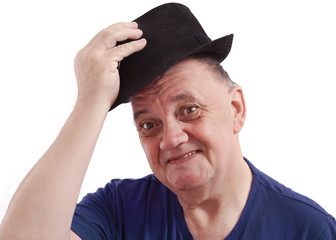 homme qui soulève son chapeau sur fond blanc © Maurice Metzger