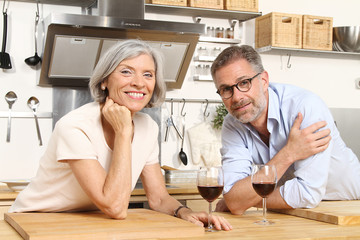 Fototapeta premium Paar in der Küche