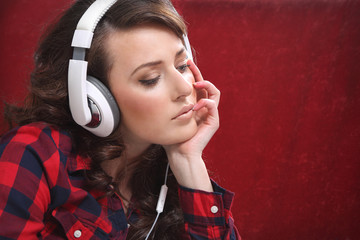 atrakcyjna studentka słucha audio booka - obrazy, fototapety, plakaty