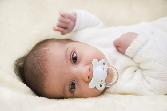 Beb&eacute; con chupete