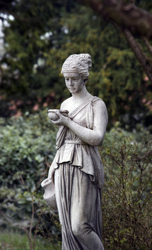 Griechische Statue im Garten