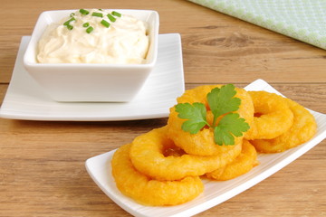Anillas de calamar con salsa
