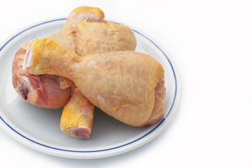 cosce di pollo su piatto_ sfondo bianco