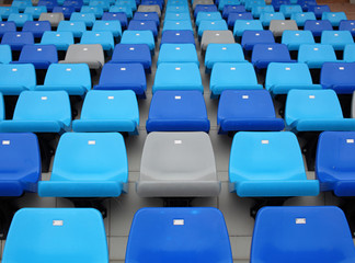blauwe stoelen in het stadion