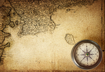 Fototapeta na wymiar stary kompas na mapie rocznika