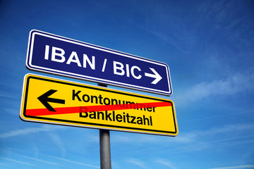 Schild mit IBAN BIC