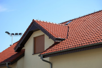 Dach na budynku z czerwonej cegły.