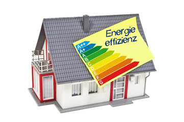 Haus mit Zettel und Energieeffizienzklassen und Energieeffizienz