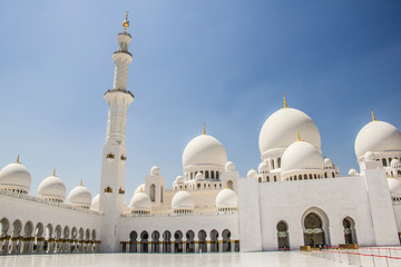 Fototapeta na wymiar The Sheikh Zayed Grand Mosque in Abu Dhabi, United Arab Emirates