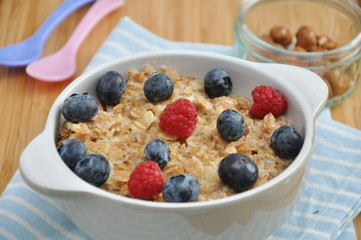 Haferschleim mit Himbeeren und Heidelbeeren