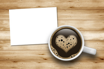 Kaffeetasse auf Holz mit Herz und Zettel