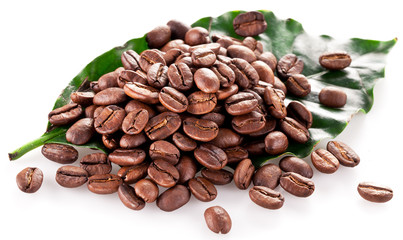 Obraz premium Kawowe fasole na liściu.