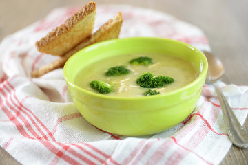 Suppe aus frischen Brokkoli mit Mandeln