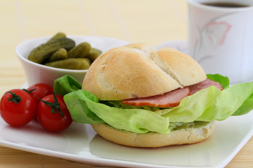 Sandwich with smoked sausage and lettuce
