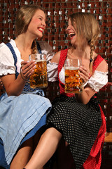 Freundinnen im Dirndl