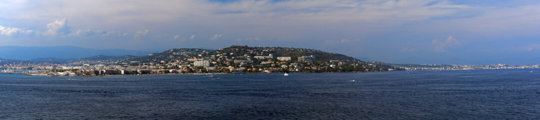 Fototapeta na wymiar Panoramiczny widok na wybrzeże Cannes