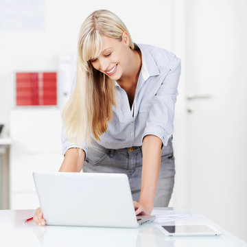 moderne geschäftsfrau arbeitet am laptop