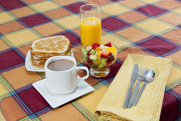 Desayuno chocolate caliente con crepes