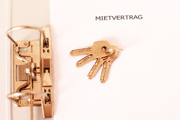 Ehevertrag im Ordner mit Schlüsselbund