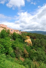 Fototapeta na wymiar Ocher village of Roussillon and landscape, Provence, France