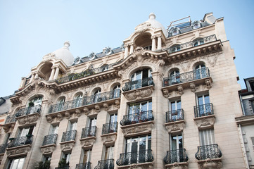 Fototapeta na wymiar immeuble parisien de standing