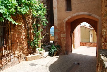 Fototapeta na wymiar Houses behind an arc in Roussillon village, Provence, France