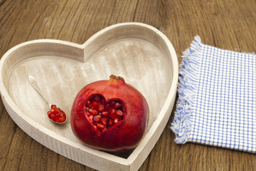 Granatapfel auf Tablett