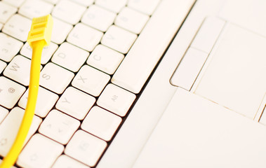 Netzwerkkabel auf Tastatur