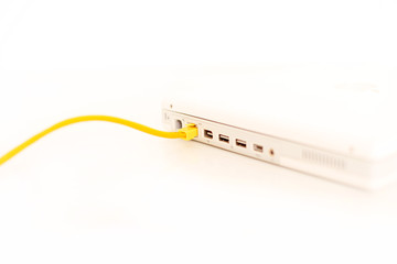 Netzwerkkabel in Laptop